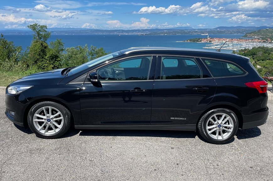 Noleggia Ford Focus Business 7 in Italia a partire da € al giorno Ford_Focus_profile